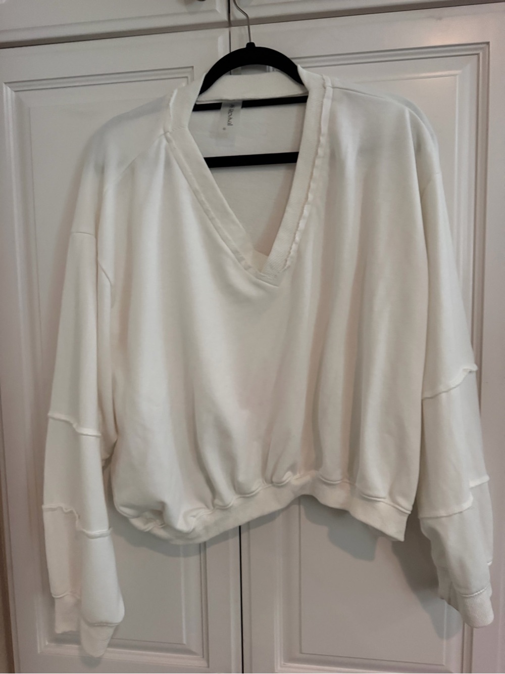 As Revival V-Neck Sweatshirt in White